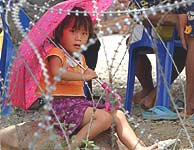 Muchos hmong han huido a campos de refugiados. (BARBARA WALTON)