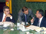 El presidente de la comisin (dcha.), junto a los socialistas Cuesta y Sanjun. (EFE)