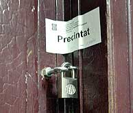 Puerta precintada por la Polica de uno de los edificios donde se ha encontrado la documentacin. (EFE)