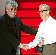 Pedro Almodóvar entregó a Woody Allen el galardón. (EFE)