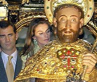 Los Príncipes de Asturias junto a la imagen del apóstol Santiago. (EFE)