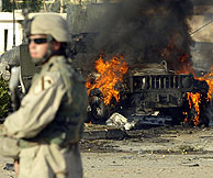 Un coche en llamas tras la explosin. (AFP)