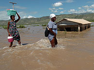Mujeres haitianas abandonan la ciudad inundada de Gonaives. (EFE)