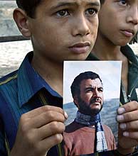 Un nio sostiene una foto del lder de Hamas. (EPA)