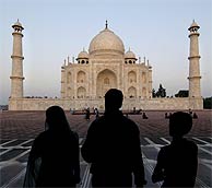 Varios turistas ante el Taj Mahal. (AFP)