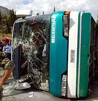 La policía y los servicios de emergencia evalúan el estado en el que ha quedado el autobús. (EFE)