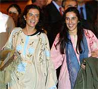 Simona Pari (i) y Simona Torretta, a su llegada al aeropuerto militar de Roma. (AP)