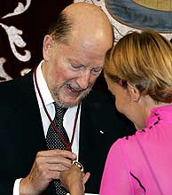 Simen de Sajonia recibe la medalla de hijo adoptivo de Madrid. (REUTERS)