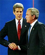 Kerry saluda a Bush tras el debate. (REUTERS)
