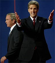 Kerry saluda a sus seguidores tras el debate con Bush en el fondo. (REUTERS)