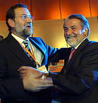 Mayor Oreja saluda efusivamente a Rajoy antes de comenzar el Congreso. (AFP)