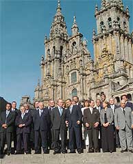 Foto de familia de la XX Cumbre Hispano Portuguesa en Santiago de Compostela. (EFE)