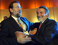 Mayor Oreja saluda efusivamente a Rajoy. (EFE)