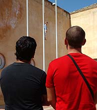 Dos jvenes contemplan la escultura de Cattelan./EFE