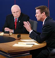 Dick Cheney escucha una intervencin de John Edwards. (REUTERS)
