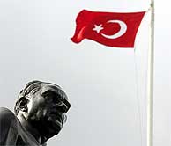 Una bandera turca, junto a una estatua de Kemal Ataturk, fundador del estado moderno de Turqua. (REUTERS)