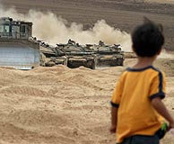 'Un nio observa cmo se acercan los tanques israeles. (EFE)