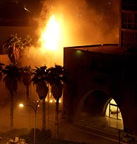 Incendio junto al Sheraton tras los impactos recibidos. (AP)