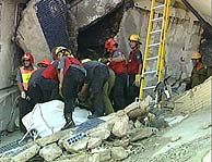 Los equipos de rescate trabajan contrarreloj en los escombros del Hotel Hilton. (REUTERS)