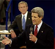 Kerry responde a una pregunta mientras Bush espera su turno. (AP)