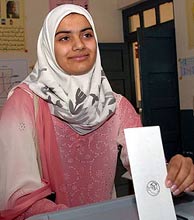 Moqadasa Sidiqi, una estudiante refugiada, fue la primera en votar. (REUTERS)