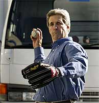 Kerry juega al baseball durante una visita a Ohio. (AFP)