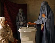 Una mujer afgana deposita su voto en Kabul. (AP)