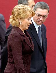 La presidenta madrilea y el alcalde de la cpaital, durante el desfile. (EFE)
