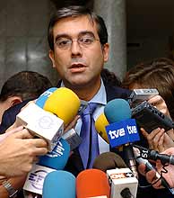 Enrique Lpez atiende a los medios tras el pleno del CGPJ. (EFE)
