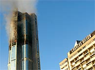 Imagen del edificio en llamas. (Foto: EFE)