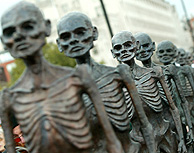Esculturas en la manifestacin para lanzar un grito contra la guerra. (AFP)