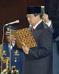 Susilo Bambang Yudhoyono jura su cargo. (AP)