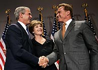 Bush y Schwarzenegger estrechan su mano ante la mirada de la primera dama. (AP)