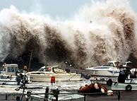 Una enorme ola entra en el puerto de Beppu, al suroeste de Japn. (AP)