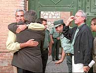 Vera recibe el abrazo de Felipe Gonzlez al ingresar en la prisin de Guadalajara en 1998. (Foto J. Martnez)