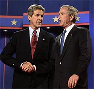 Bush y Kerry antes de uno de los debates. (AFP)