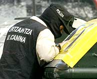 Un agente de la Unidad de Desactivacin de la Ertzaintza busca indicios en las cercanas de la inmobilaria de Bilbao. (EFE)