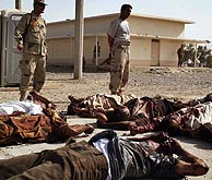 Los cuerpos de los soldados yacen sobre el suelo en la ciudad iraqu de Mendeli. (AP)