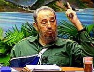 Fidel Castro, con el brazo en cabestrillo, durante su intervencin. (AP)