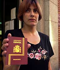 Una mujer muestra el nuevo pasaporte digitalizado. (M.Toa)