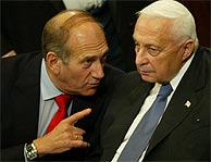 Ariel Sharon escucha al viceprimer ministro, Ehud Olmert. (REUTERS)
