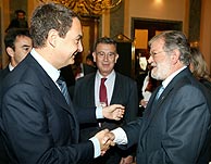 Juan Carlos Rodríguez Ibarra, con José Luis Rodríguez Zapatero en la Conferencia de Presidentes. (EFE)