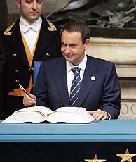 Zapatero en el momento de la firma. (Foto: AFP) VEA MÁS IMÁGENES