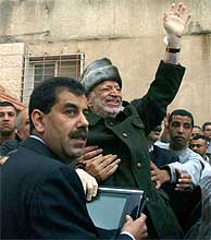 Yasir Arafat, en su salida de la 'Mukata'. (AP)