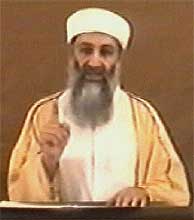Bin Laden, durante la lectura de su carta. (Al Yazira)