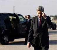 Kerry, momentos antes de comparecer ante la prensa para valorar el vdeo de Bin Laden. (AP)