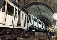 Los Bomberos y el personal de Metro inspeccionan los vagones accidentados. (EFE)