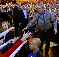 George W. Bush durante un acto de campaa. (AP)
