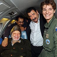 Yasir Arafat, en el avin en el que viaj a Pars el pasado viernes. (AP)