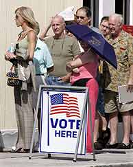 Norteamericanos votando durante la jornada electoral (REUTERS)